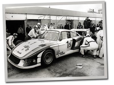 Martini Porsche in pits