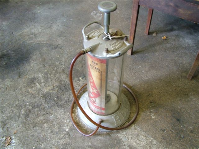 
	1950,s garage forecourt redex oil dispenser,this item is in very good condition. has not been restored and thus in great original order.
